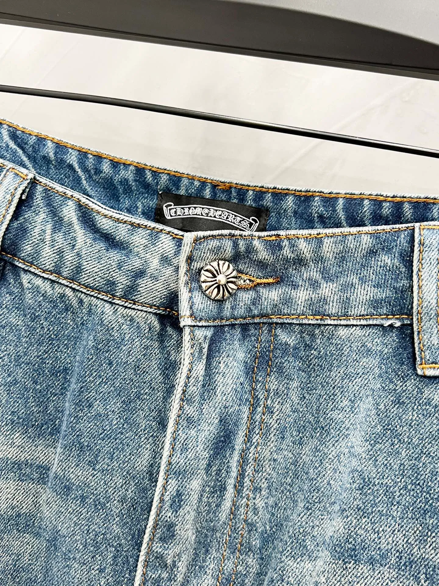 P260 Style number: [M928] Chrome hearts & Chrome hearts 25ss black and white blue cross patch leather jeans Chrome hearts’ logging pants are here! ! ! CH Croix Heart Double Knee Cross Patch Leather Bo1 Style Logging Pants Straight-leg Work Pants B136 Croix Heart Cross Sanskrit Overalls Price 24W Level, patchwork cross pattern embellishment, high-waisted washed jeans! ! Absolutely high-end luxury products, 1.9W level god-level single products, super popular products, made by top heavy industry, not to be missed. About Zangyin, this is an extremely luxurious fashion brand, which can also be called the nobles of the high street. It has always been an exclusive brand of some hipsters or rich second generation. Compared with ordinary high streets, it is more luxurious and noble. Compared with luxury brands, it has a more fashionable personality and has always been a brand that I have a special liking for. Imported yarn is custom-woven into a high-density twill canvas. While ensuring a stiff silhouette, the fabric feels very delicate. It follows the B01 classic silhouette. The upper body is stiff and stylish. The ready-made garments are stone-ground and fermented and can be matched with any style. Buttons and zinc brushing are washed with genuine YKK retro metal products. Double-layered canvas on the front. Perfect details. All hardware is perfect. Size: 30-32-34-36 Color: blue pants, black and white, blue